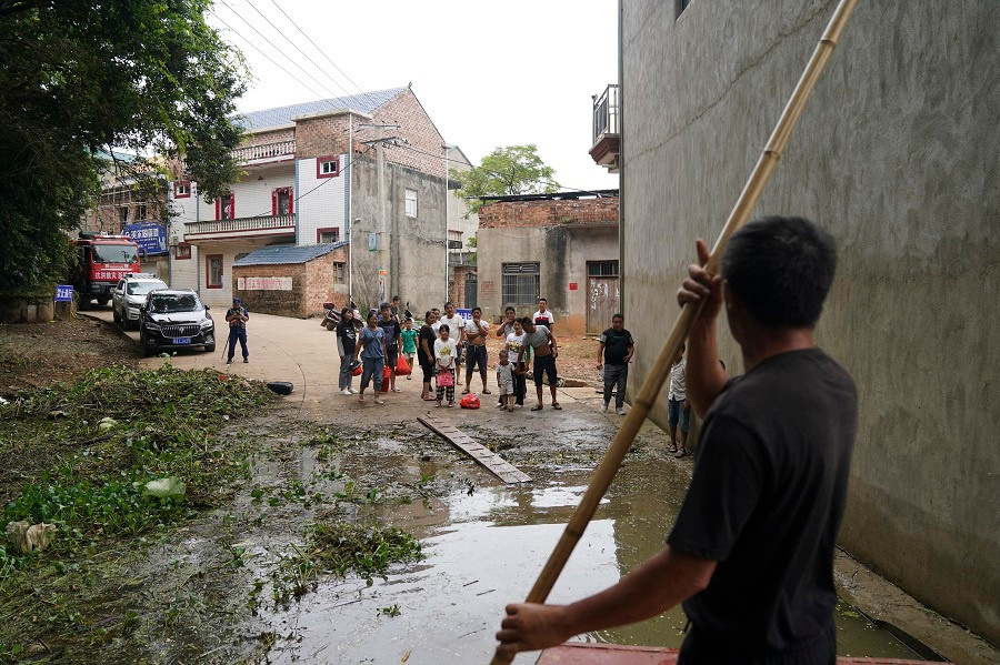 Trung Quoc: Dan lang tinh Giang Tay do xo di so tan vi lu-Hinh-4