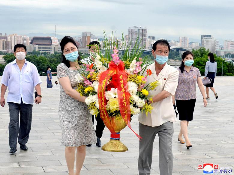 Các hoạt động tưởng niệm, dâng hương, dâng hoa trước tượng đài nhà sáng lập Triều Tiên Kim Il-Sung và cố Chủ tịch Kim Jong-il cũng diễn ra ở thủ đô Bình Nhưỡng.