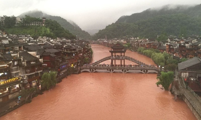 Những hình ảnh và video được đăng tải cho thấy, dòng nước chứa đầy phù sa chảy qua các đường phố của thị trấn hơn 2.000 năm lịch sử này. Ít nhất 20 người đã bị mắc kẹt bởi dòng nước lũ. Ảnh: TN. 