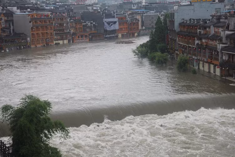 Nước lũ khiến việc di chuyển gặp khó khăn. Nước tràn vào các ngôi nhà ven sông và đường phố của thị trấn, khiến các hoạt động sinh hoạt, tham quan,... đều bị gián đoạn. Chính quyền đã thiết lập cảnh báo nguy hiểm ở nhiều khu vực của Phượng Hoàng cổ trấn ngập lụt. 