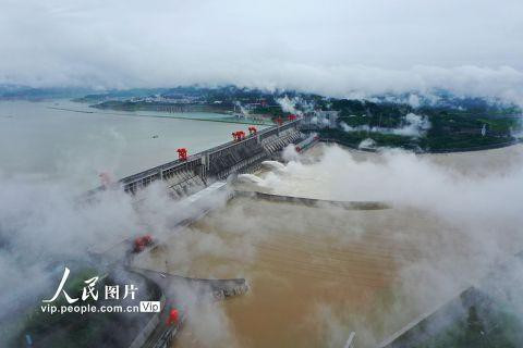 Do mưa lớn kéo dài, lượng nước đổ vào hồ chứa của Đập Tam Hiệp gia tăng đáng kể. Chính vì vậy, vào sáng 29/6, các nhà vận hành đã mở hai đập tràn của Đập Tam Hiệp. Đây là lần xả lũ chính thức đầu tiên trong năm nay của con đập lớn nhất thế giới. Tiếp đến, ngày 2/7, Đập Tam Hiệp mở 3 cửa xả lũ. Ảnh: Mạng Nhân dân. 