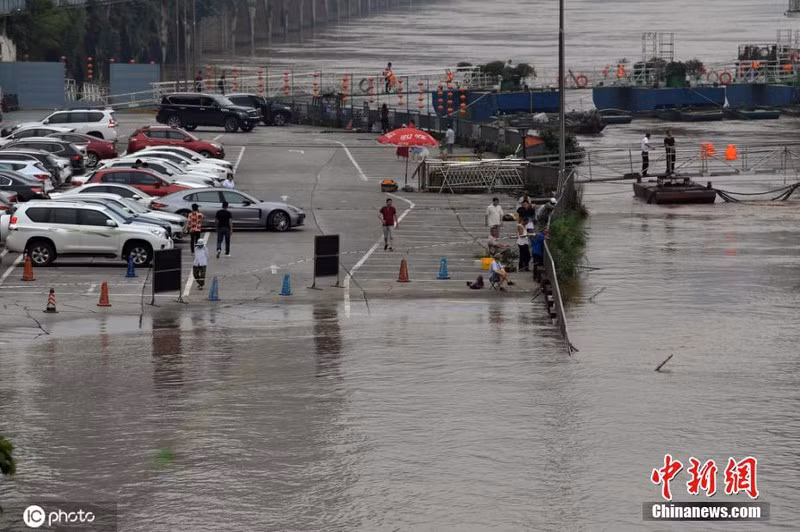 Theo đó, Ban chỉ huy Phòng chống Lũ lụt và Hạn hán Quốc gia đã cử các nhóm làm việc đến các tỉnh Hồ Nam, Hồ Bắc và An Huy,... để hướng dẫn cứu trợ thiên tai. Ảnh: Chinanews. 