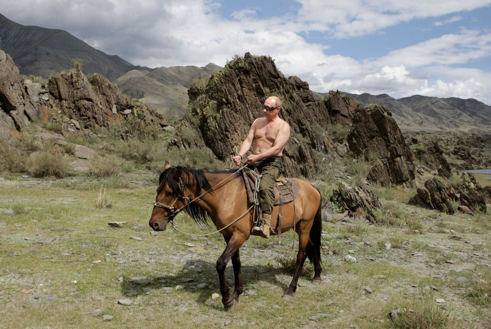 Tháng 8/2009: Ông Putin cưỡi ngựa trong kỳ nghỉ ở Siberia. Ảnh: Getty.