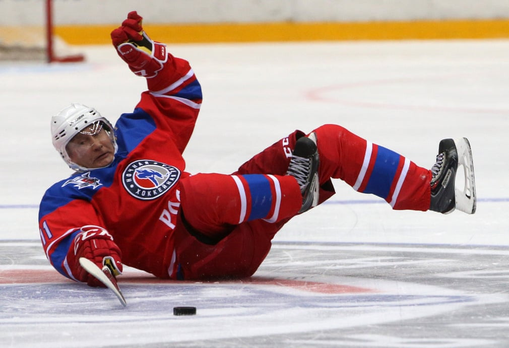 Nhà lãnh đạo Nga chơi khúc côn cầu trên băng ở Sochi tháng 5/2016. Ảnh: Getty.