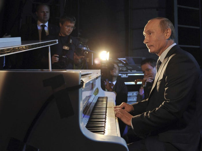Ông Putin chơi piano trong chuyến thăm Nhà hát Quốc gia ở thủ đô Moscow ngày 15/9/2011. Ảnh: Reuters.