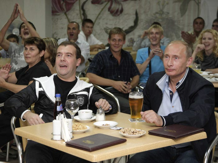 Ông Putin ngồi uống bia, xem bóng đá cùng Tổng thống Nga khi đó là ông Dmitry Medvedev, tại Sochi ngày 12/8/2009. Ảnh: Reuters.