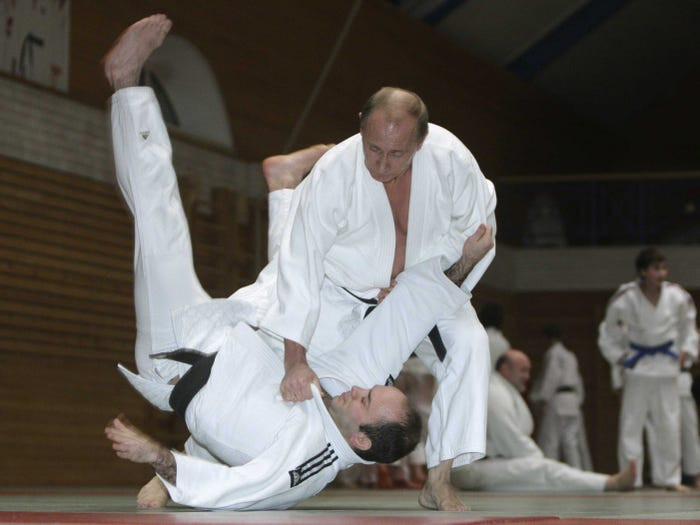 Ông Putin tập luyện judo tại St. Petersburg ngày 18/12/2009. Ảnh: Reuters.