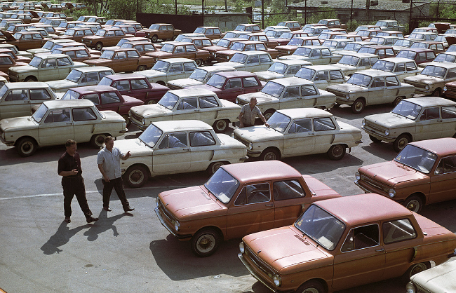 Còn đây là những chiếc xe hơi Zaporozhets do nhà máy Zaporozhye sản xuất. Bức ảnh chụp năm 1970.