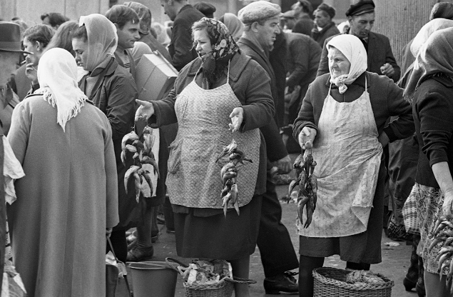 Những người phụ nữ bán cá tại khu chợ ở Odessa năm 1970.