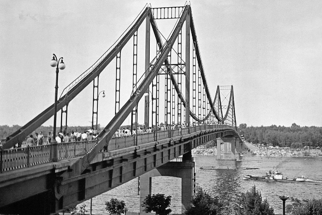 Những bức hình dưới đây phần nào hé mở cuộc sống ở Ukraine trong thời gian mà quốc gia này vẫn còn là một phần của Liên Xô. Ảnh chụp cây cầu bắc qua sông Dnieper ở Kiev năm 1965.