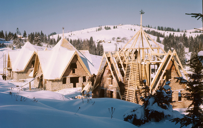 Những ngôi nhà dành cho khách du lịch được xây dựng trên dãy núi Carpathian ở Ivano-Frankivska năm 1970.