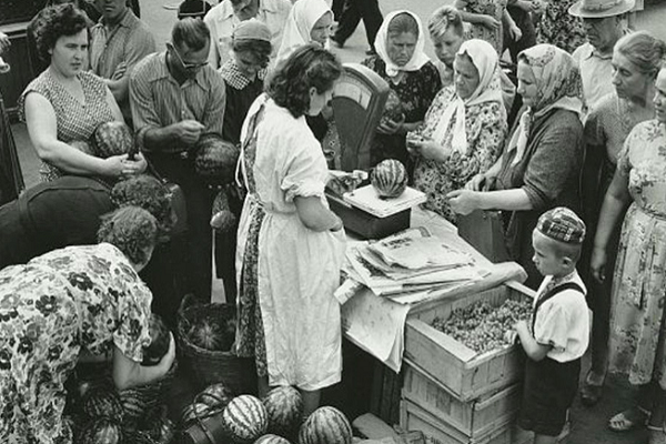 Cảnh mua bán tấp nập ở Kharkov vào khoảng năm 1958-1959.