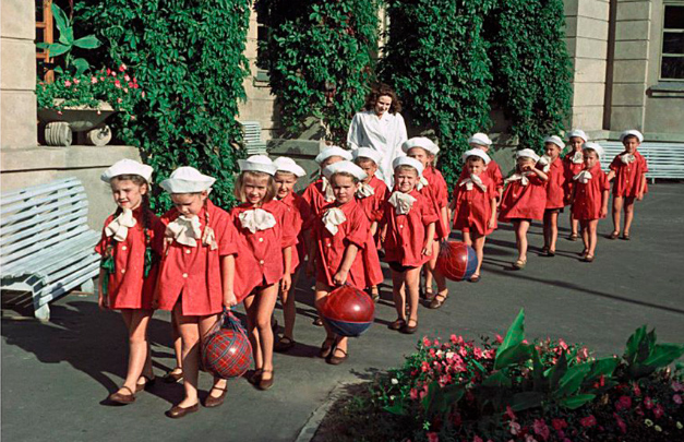Các em nhỏ mẫu giáo được cô giáo dẫn đi tại Pechersk, Kiev, năm 1953.