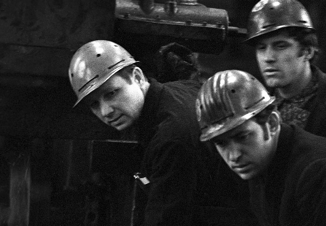 Các công nhân làm việc trong nhà máy luyện kim Zaporozhstal vào năm 1974.