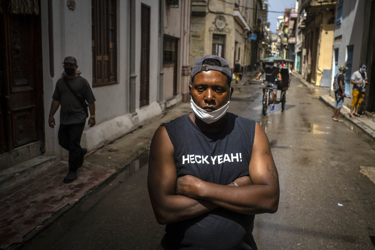 Maikel Chirino, một người bán hàng rong 38 tuổi ở La Habana, Cuba, cũng luôn đeo khẩu trang để phòng ngừa lây nhiễm COVID-19. "Tôi muốn khuyên tất cả mọi người là tiếp tục sử dụng khẩu trang bởi điều đó tốt cho cả thế giới, giúp dịch bệnh không lây lan nhiều", Chirino nói.