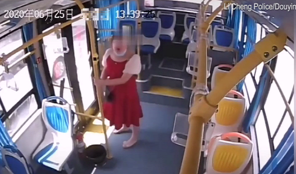 Theo đoạn clip được ghi lại, người phụ nữ là hành khách duy nhất còn lại trên xe buýt. Cô này hét lên "hãy cho tôi xuống" sau khi biết mình lỡ bến.