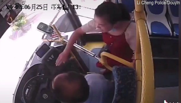 Sau khi bác tài gọi điện thoại báo cảnh sát, cô này còn đánh vào vai ông.