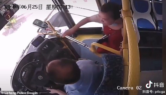 "Dừng lại, dừng lại, dừng lại", nữ hành khách gào khóc khi cố giành vô lăng của lái xe.