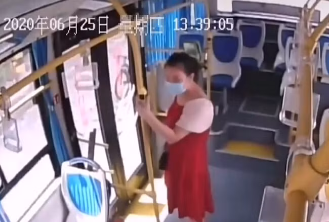 Theo Daily Mail, sự việc xảy ra trên chuyến xe buýt số 28 tại thành phố Phủ Điền, tỉnh Phúc Kiến, Trung Quốc, vào khoảng 13h40 ngày 25/6.
