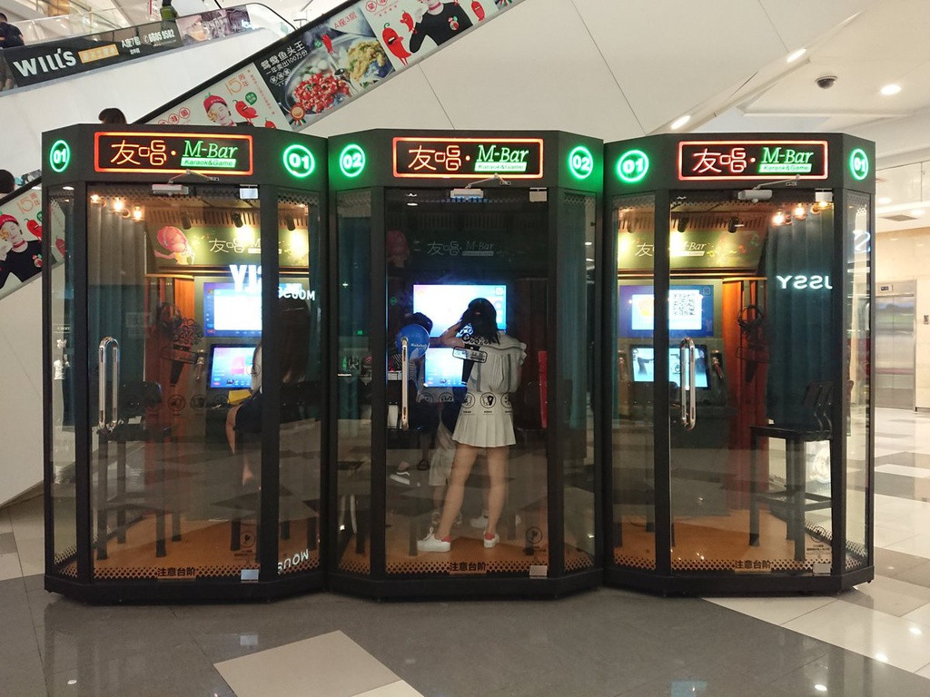 Trong những năm gần đây, hộp karaoke cá nhân đang ngày càng phổ biến. Chúng được lắp đặt tại các trung tâm mua sắm, siêu thị, cho người sử dụng một không gian riêng để giải trí. Các cabin karaoke này còn có chức năng quay video, giúp người dùng có thể chia sẻ video ca hát trên mạng xã hội ngay sau đó. Ảnh: Twitter.
