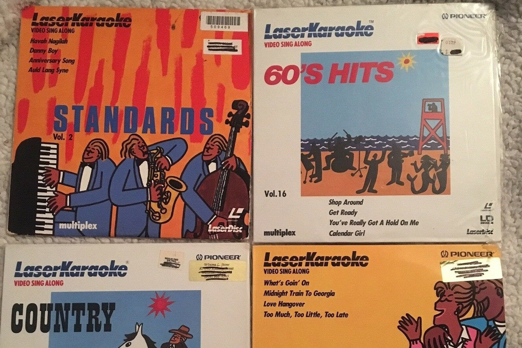 Tiền thân của karaoke phát triển trên nền tảng ghi và phát âm thanh từ băng cassette. Đến năm 1981, công ty Pioneer, Nhật Bản đã tạo ra đĩa CD karaoke đầu tiên với khoảng 20 bài hát, cho phép thêm phụ đề vào phần hình ảnh đang trình chiếu. Với tên LaserKaraoke, đây là phiên bản gần giống nhất với hình thức giải trí karaoke như hiện tại. Ảnh: eBay.