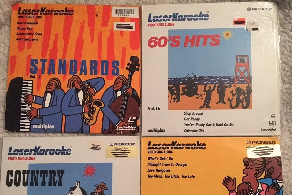 Tiền thân của karaoke phát triển trên nền tảng ghi và phát âm thanh từ băng cassette. Đến năm 1981, công ty Pioneer, Nhật Bản đã tạo ra đĩa CD karaoke đầu tiên với khoảng 20 bài hát, cho phép thêm phụ đề vào phần hình ảnh đang trình chiếu. Với tên LaserKaraoke, đây là phiên bản gần giống nhất với hình thức giải trí karaoke như hiện tại. Ảnh: eBay.