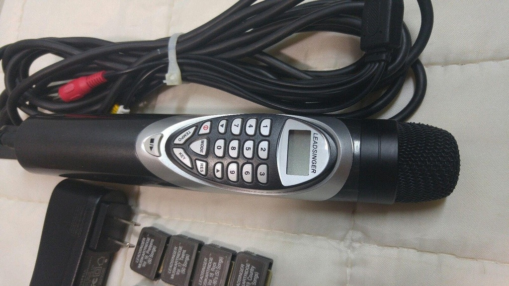 Đến cuối thập niên 90, Lowsinger xuất hiện. Đó là một micro radio có sẵn một lượng bài hát cố định bên trong. Bằng cách điều chỉnh micro cùng tần số với loa phát, người dùng có thể dễ dàng hát hàng trăm bài hát yêu thích. Tuy nhiên, Lowsinger sau đó không được ưa chuộng vì số lượng bài hát bị hạn chế. Ảnh: Studio Evolution.