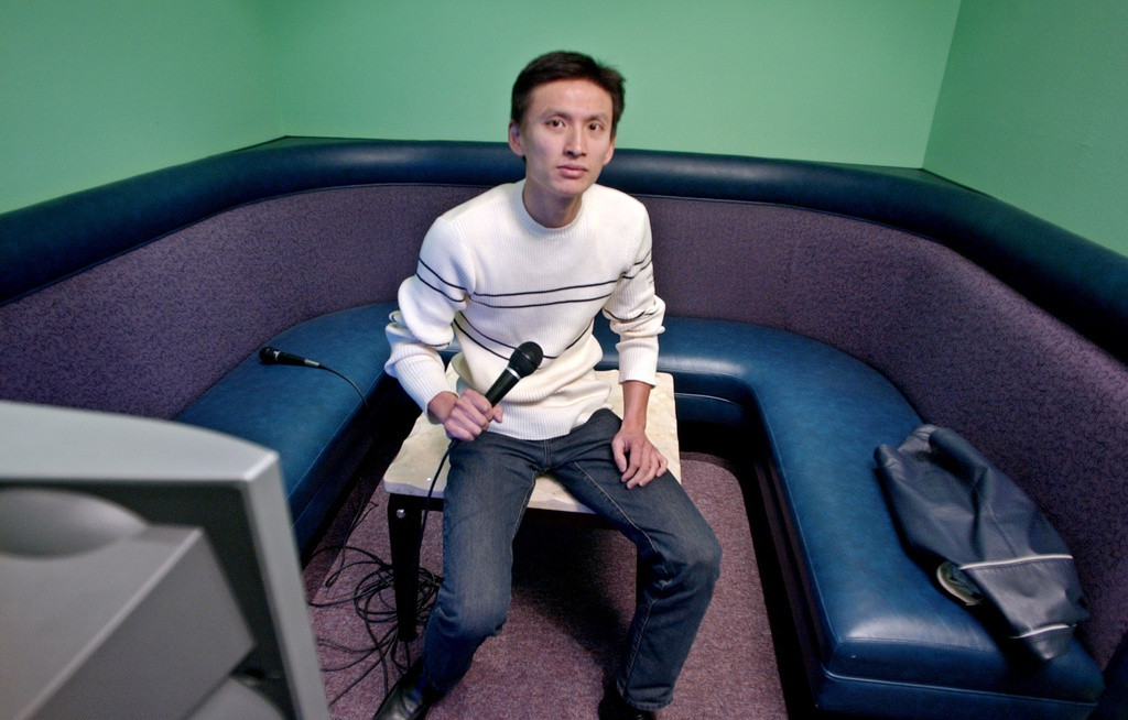 Quầy bar karaoke đầu tiên có mặt tại Mỹ vào khoảng năm 1982. Trong 10 năm tiếp theo, vốn hóa thị trường karaoke tại quốc gia này ước tính lên tới 590 triệu USD, với ít nhất 60 doanh nghiệp lớn nhỏ tham gia vào sản xuất những thiết bị có công năng tương tự. Từ Mỹ, karaoke tiếp tục lan rộng khắp các quốc gia khác như một hình thức giải trí đặc thù cho gia đình, nhóm bạn bè. Ảnh chụp một phòng bar karaoke ở San Mateo, California. Ảnh: AP.