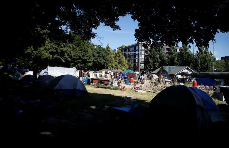 Người biểu tình dựng lều trong Công viên Cal Anderson tại "khu tự trị" gần đồn cảnh sát East Precinct ngày 18/6. Mời độc giả xem thêm video về vụ việc người đàn ông da màu George Floyd tử vong (Nguồn video: VTC Now)