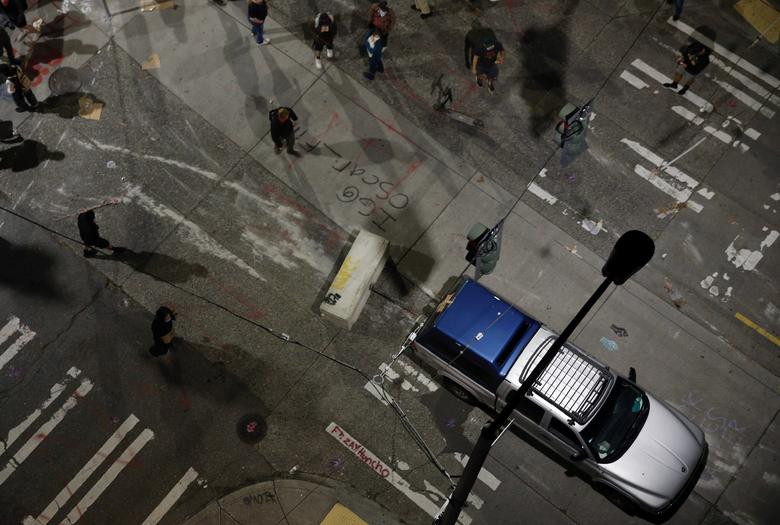 Người biểu tình sử dụng xe tải để chuyển chướng ngại vật bên ngoài đồn cảnh sát East Precinct hôm 22/6.