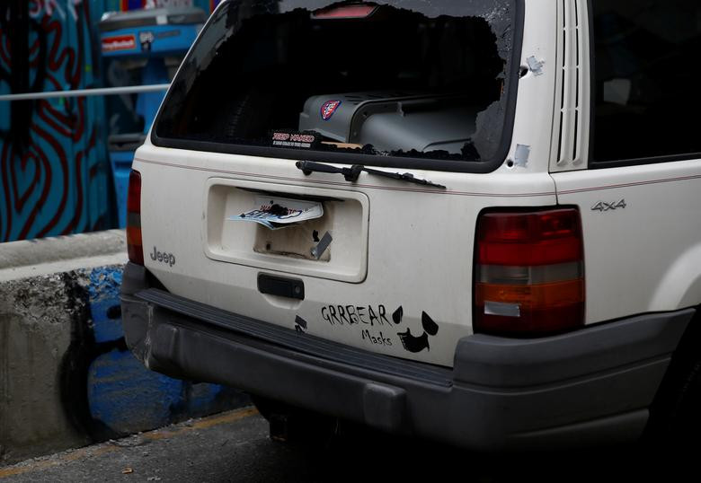 Sở cảnh sát Seattle nhận được tin báo về các vụ nổ súng tại "khu tự trị Capitol Hill" vào khoảng 3h sáng 29/6. Người gọi điện báo rằng một số người đã nã đạn vào chiếc xe Jeep.