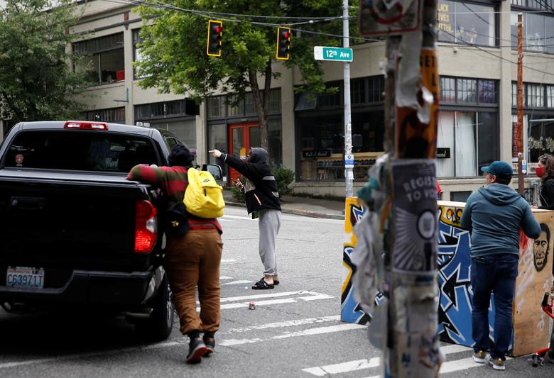 Trước đó, vào tối 8/6, hàng trăm người biểu tình ở Mỹ đã chiếm một khu vực ở quận Capitol Hill, thành phố Seattle, và gọi đó là "khu tự trị".