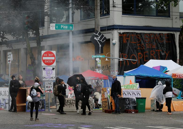 Theo CNN, số lượng người trong "khu tự trị" này đã giảm trong vài tuần qua. Những người còn lại ở đó tỏ ra lo ngại về tình trạng bạo lực.