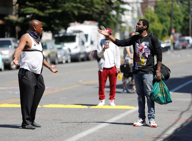 Người đàn ông kêu gọi mọi người rời khỏi "khu tự trị" ngày 26/6.