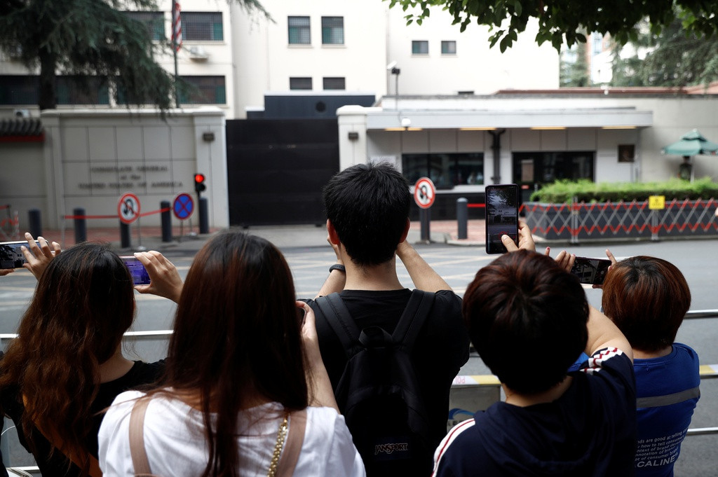 Vụ việc được đông đảo người dân Trung Quốc chú ý. Đường liên kết của đài truyền hình quốc gia Trung Quốc CCTV phát hình trực tiếp bên ngoài lãnh sự quán Mỹ đã có 45 triệu lượt xem, 4 triệu lượt thích và 451.000 lượt chia sẻ tính đến đêm 24/7.