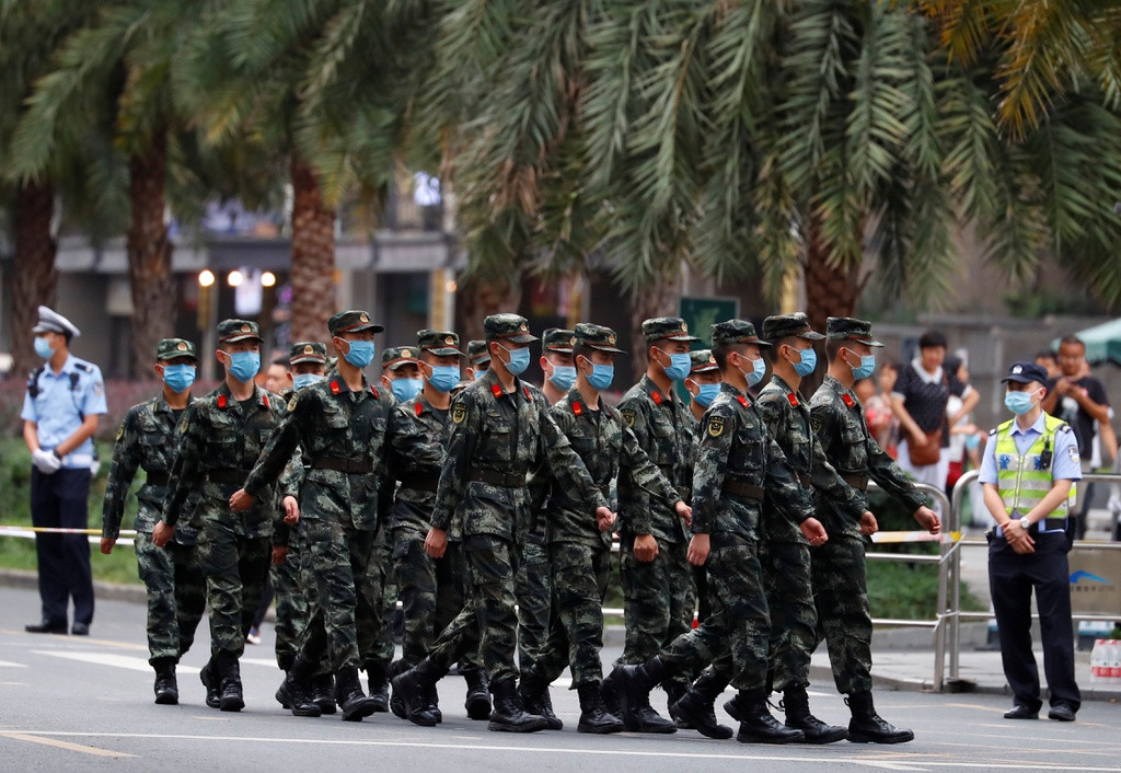 An ninh đã được tăng cường quanh khu vực lãnh sự quán Mỹ tại Thành Đô kể từ khi lệnh đóng cửa được ban bố. Tuyến đường trước cửa lãnh sự quán đã cấm xe cộ qua lại và chỉ có người đi bộ được vào.