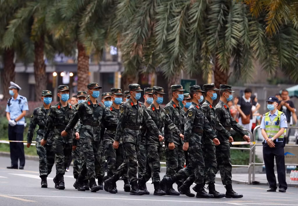 An ninh đã được tăng cường quanh khu vực lãnh sự quán Mỹ tại Thành Đô kể từ khi lệnh đóng cửa được ban bố. Tuyến đường trước cửa lãnh sự quán đã cấm xe cộ qua lại và chỉ có người đi bộ được vào.