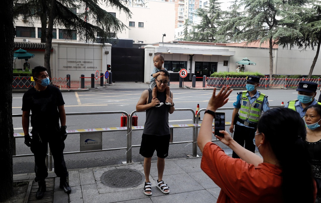 Một người đến xem cho biết ông và con trai đã đi tàu điện ngầm từ đầu bên kia của thành phố để tận mắt chứng kiến những gì xảy ra trước cơ quan ngoại giao này. Ông cho biết chuyến đi này để con trai "hiểu thêm về nhân quả".