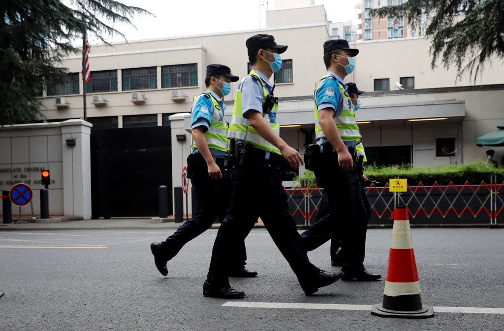 Trung Quốc cáo buộc một số nhân sự ở lãnh sự quán Mỹ ở Thành Đô "hoạt động không đúng với danh tính". Bắc Kinh cũng cho rằng một số cá nhân trong lãnh sự quán Mỹ can thiệp vào vấn đề nội bộ của Trung Quốc và gây tổn hại đến an ninh quốc gia.