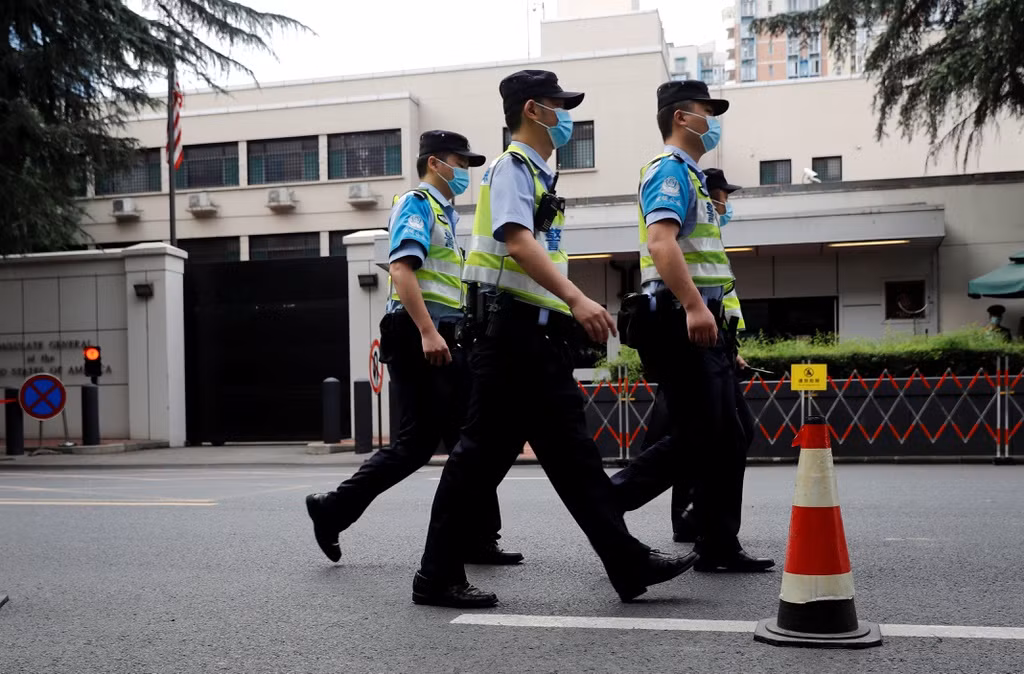 Trung Quốc cáo buộc một số nhân sự ở lãnh sự quán Mỹ ở Thành Đô "hoạt động không đúng với danh tính". Bắc Kinh cũng cho rằng một số cá nhân trong lãnh sự quán Mỹ can thiệp vào vấn đề nội bộ của Trung Quốc và gây tổn hại đến an ninh quốc gia.