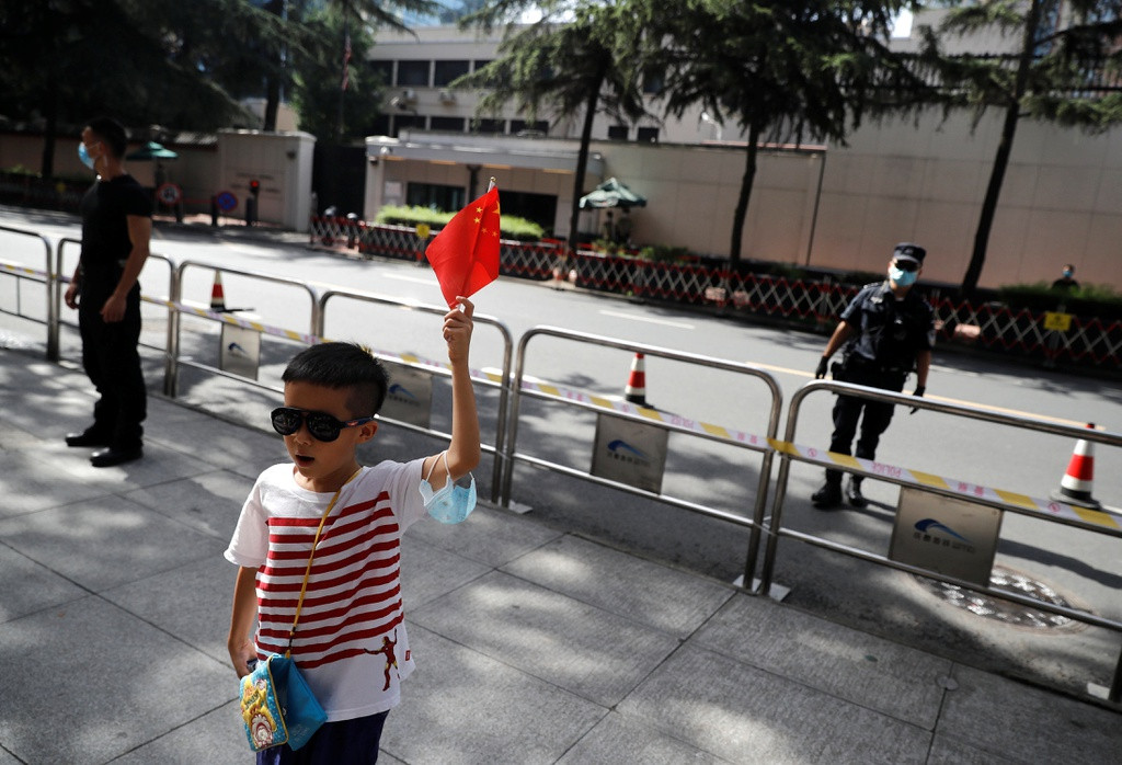 Theo South China Morning Post, hàng nghìn người dân đã tụ tập bên ngoài lãnh sự quán Mỹ tại Thành Đô, tỉnh Tứ Xuyên, Trung Quốc trong ngày 26/7 để xem các nhân viên cơ quan ngoại giao Mỹ chuẩn bị rời đi.