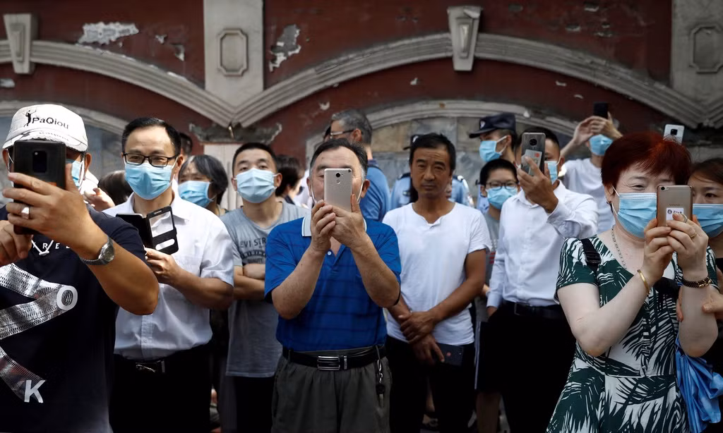 Phần đông người dân đứng xem có thái độ ôn hòa. Cảnh sát Trung Quốc cho biết có một vài trường hợp đốt pháo và cầm biểu ngữ đã bị nhắc nhở và bắt giữ.