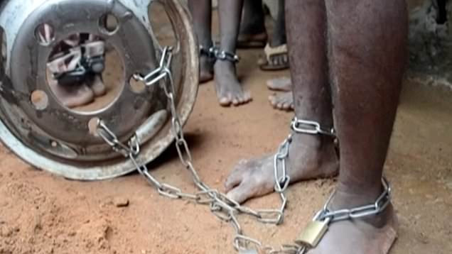 Nguồn tin cho biết, các trường Hồi giáo không chính thức khá phổ biến ở Nigeria. Tuy nhiên, những ngôi trường này bị chỉ trích vì điều kiện tồi tệ, các em nhỏ bị đối xử tệ bạc và phải đi ăn xin trên đường phố. Ảnh: Daily Mail.