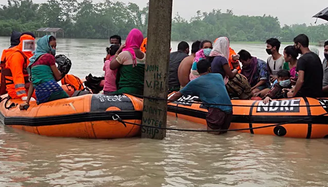 Mannivanan, người đứng đầu Cơ quan Quản lý Thảm họa bang Assam, cho biết các hoạt động cứu hộ và cứu trợ đang được tiến hành khẩn trương. Ảnh: Người dân được giải cứu khỏi khu vực ngập khi tình hình lũ ở Assam ngày càng tồi tệ.