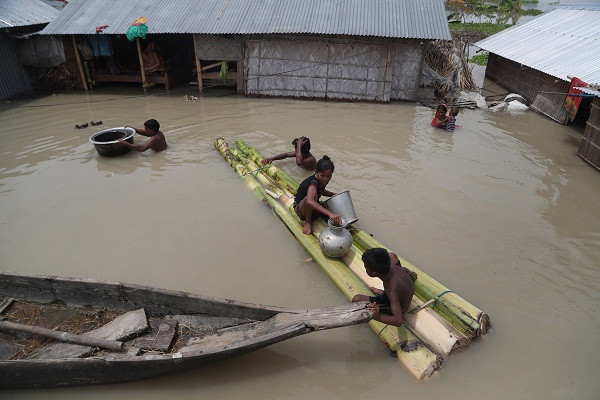 Mưa lớn kéo dài suốt hơn hai tuần đã khiến nước sông Brahmaputra tràn bờ, nhiều địa phương tại bang Assam chìm trong biển nước và bị ảnh hưởng nặng nề. Ít nhất 85 người thiệt mạng, tính đến ngày 15/7.