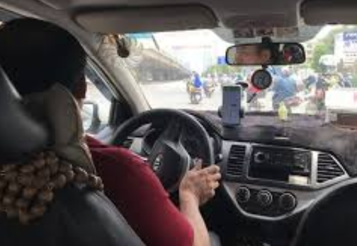 Theo thống kê của Cục CSGT, cả nước Việt Nam hiện có khoảng 1,6 triệu ô tô kinh doanh vận tải, gồm xe khách, xe tải và taxi. Cơ quan chức năng cho biết, việc đổi đồng bộ xe kinh doanh vận tải sang biển vàng sẽ giúp lực lượng chức năng quản lý, phân biệt tốt hơn các xe hoạt động kinh doanh, đặc biệt tạo sự công bằng, bình đẳng với các hãng xe. Ảnh: Lao Động.