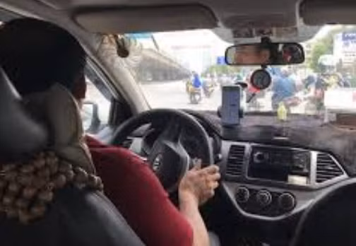 Theo thống kê của Cục CSGT, cả nước Việt Nam hiện có khoảng 1,6 triệu ô tô kinh doanh vận tải, gồm xe khách, xe tải và taxi. Cơ quan chức năng cho biết, việc đổi đồng bộ xe kinh doanh vận tải sang biển vàng sẽ giúp lực lượng chức năng quản lý, phân biệt tốt hơn các xe hoạt động kinh doanh, đặc biệt tạo sự công bằng, bình đẳng với các hãng xe. Ảnh: Lao Động.