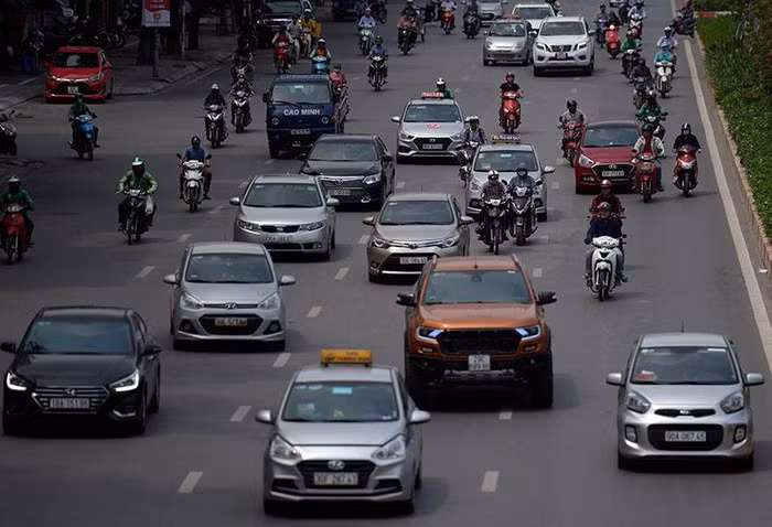 Một trong những nội dung quy định mới của Thông tư lần này là việc cấp, đổi biển số từ màu trắng sang màu vàng cho loại hình xe kinh doanh vận tải.Ảnh: QĐND.