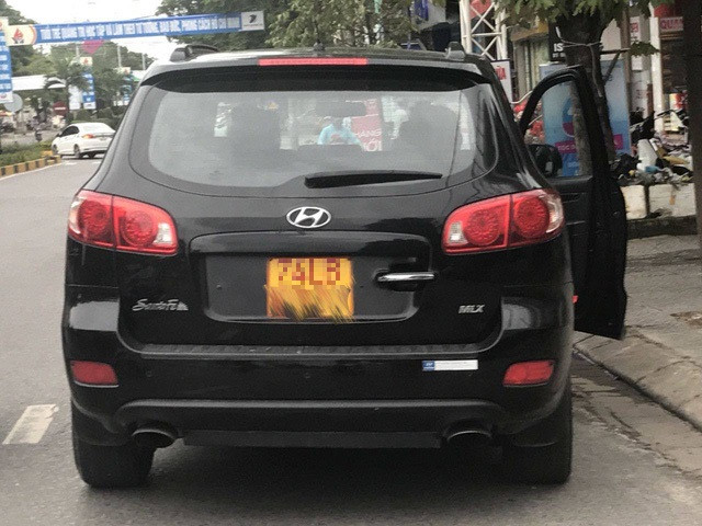 Theo đó, từ ngày 1/8, ôtô kinh doanh vận tải đổi sang biển số màu vàng, chữ và số màu đen, seri biển số sử dụng lần lượt một trong 20 chữ cái sau: A, B, C, D, E, F, G, H, K, L, M, N, P, S, T, U, V, X, Y, Z cấp cho xe. Ảnh minh họa.