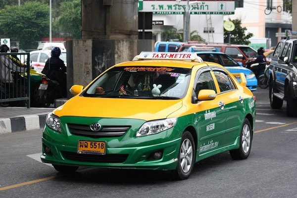 Tại các quốc gia như Thái Lan, Ai Cập, Thụy Điển, xe taxi khi đăng ký bắt buộc sử dụng biển số nền vàng chữ đen. Quy định này nhằm giúp phân biệt xe taxi với những loại xe khác lưu thông trên đường. Ảnh: Zing.
